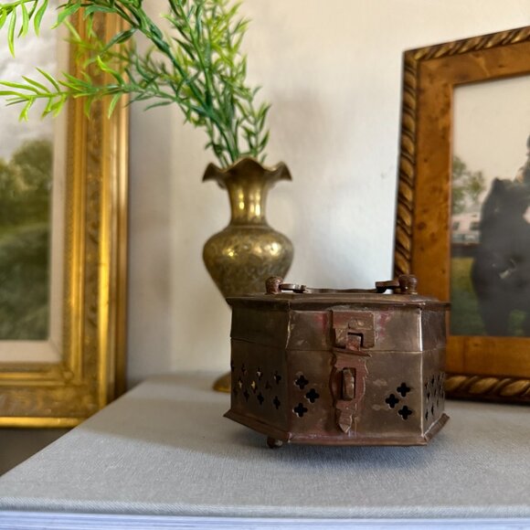 Vintage Brass Cricket Box with Cutouts Trinket matchbook case - Picture 5 of 14